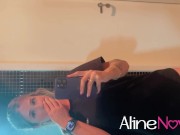 Ano novo sozinha a loira gostosa se divertiu com suas lindas mãos - Aline Novak 2/16