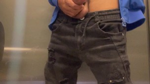 disfrutando de paja en el baño público