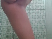 Ashley decide se tocar no banho. Rolou até dedinho no cúzinho! 13/16