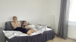 пригласил в гости студента и соблазнил на секс