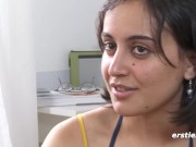 Ersties - Sexuell offene Jasmina verwöhnt ihre hübsche Muschi 13/16