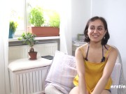 Ersties - Sexuell offene Jasmina verwöhnt ihre hübsche Muschi 2/16