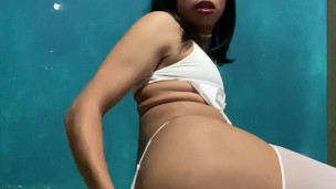 Femboy jugando con juguete