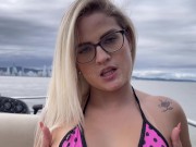 Loira rabuda mamou e sentou gostoso na piroca em alto mar e levou gozada na xoxota. 1/16
