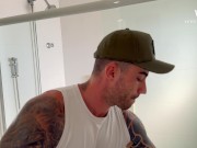 Sorprendi al amigo de mi hijo masturbandose con mi bombacha 4/16