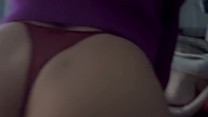 Acabo en la boca de mi novia luego de follarla en la habitación de sus padres !