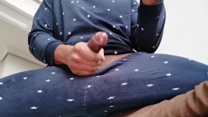 Me tiro una paja mientras veo porno