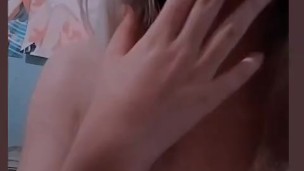 Tetona simula mamada con los dedos