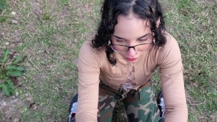 Нахожу в лесу девушку, она делает мне минет и я трахаю ее в задницу