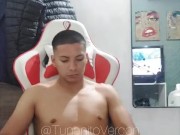 Latino se calienta  y se Pajea En Vivo 12/16