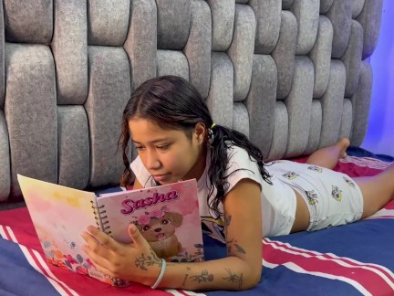 Mi pequeña hermanastra esta enojada conmigo porque no la cojo duro como a ella le gusta.