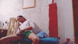 Raba Erre observa los aretes de su verga y eyacula ante un ojo espía