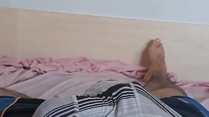 Magrinho pentelhudo batendo uma na cama e arruinando o orgasmo