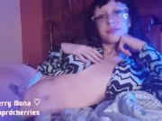 Cherry exibe buceta perfeita e senta muito no dildo 5/16