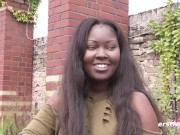 Ersties - Single-Frau Sharon aus Bielefeld verwöhnt ihre rasierte Muschi leidenschaftlich 11/16