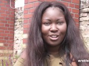 Ersties - Single-Frau Sharon aus Bielefeld verwöhnt ihre rasierte Muschi leidenschaftlich 15/16