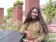 Ersties - Single-Frau Sharon aus Bielefeld verwöhnt ihre rasierte Muschi leidenschaftlich 2/16