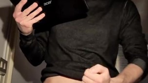 Omaggio di sborra con forti gemiti al mio coinquilino sexy