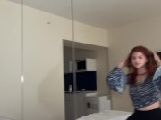 молодая рыжая подруга прыгает на моем члене в короткой юбке 1/16