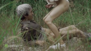 Khám phá nàng nhỏ nhắn trong cỏ cao – Tiny Pussy!