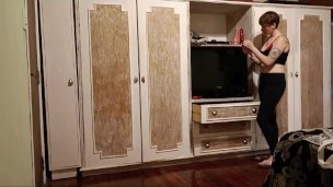 La mucama sin escrupulos encuentra los juguetes de su jefa