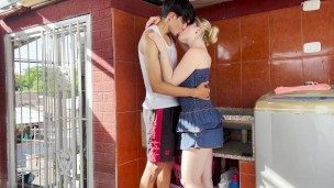 SEXI RUBIA ES CONVENCIDA POR SU AMIGO A FOLLAR MIENTRAS SUS PADRES NO ESTAN EN CASA