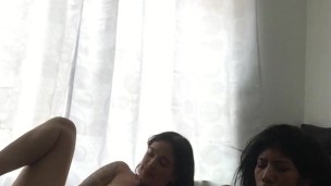 Brünette lädt Freundin ein, sich mit Dildos zu vergnügen