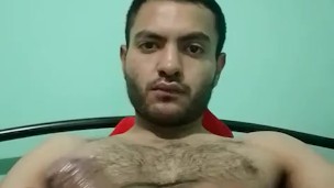 Hombre joven se masturba en la cama