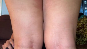 Se van los padres y el coño cremoso de mi hermanastra se pone caliente