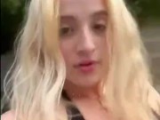 HERMOSA CHICA RUBIA CHUPANDO VERGA EN LA CALLE EN PUBLICO