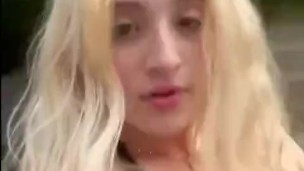 HERMOSA CHICA RUBIA CHUPANDO VERGA EN LA CALLE EN PUBLICO