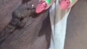 Jugando con mi vulva y mi conchita, mira como se ve por adentro!!!