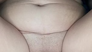 Chica sexy jugando con su vibrador