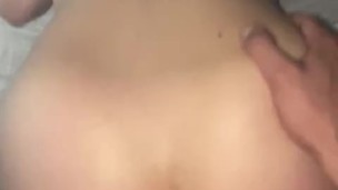 Hermanastra tiene orgasmo intenso y tiembla de placer