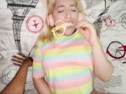 MERMOSA  RUBIA FOLLADO Y ORDEÑANDO LECHE DE SU HERMANASTRO