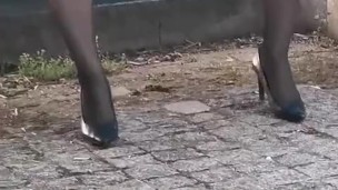 Mi masturbo nel parco come una troia