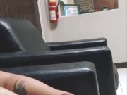 Sacándome leche en él trabajo sin que me vea mi jefe