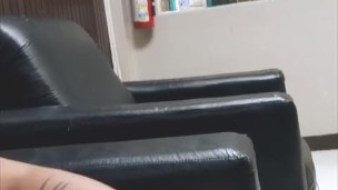 Sacándome leche en él trabajo sin que me vea mi jefe