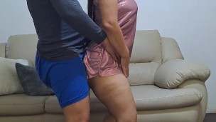 Suegra Bailando siente la Verga Dura rozando su GRAN CULO y se pone muy caliente.