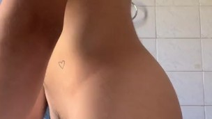 Masturbándome en el baño mientras