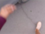 Me pongo muy cachonda detrás de él mientras conduce y se da cuenta... me metió los dedos en el coño 3/16