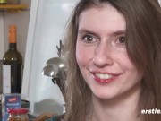 Ersties - Vanessa verwöhnt ihre zarte Muschi mit viel Feingefühl 10/16