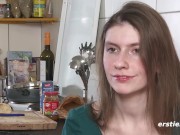 Ersties - Vanessa verwöhnt ihre zarte Muschi mit viel Feingefühl 15/16