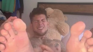 Muscle Tattooed Guy With Fat Cock Play With My Feet BoyGym