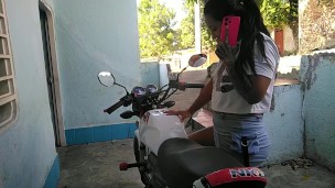 tengo sexo oral con el mecánico mientras mi esposo trabaja