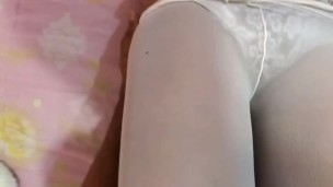 Quedamos solos en casa y le quito la virginidad a mi ….