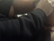 Ces gros seins rebondisse pendant qu’elle baise une grosse bite