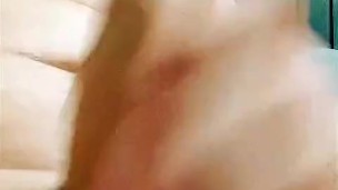 masturbandome y gimiendo