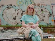 Ersties - Gurke und Küchenutensilien bringen Mia A zum Orgasmus 2/16