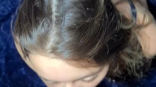 mi hijastra me da una buena mamada con su conjunto azul